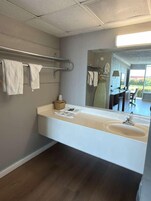 Bañera con ducha, artículos de tocador gratuitos, toallas