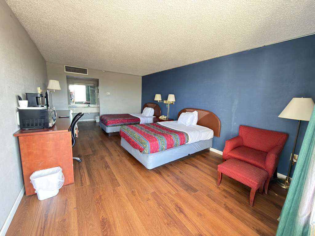 Standard-Doppelzimmer, 2 Doppelbetten, Raucher | Schreibtisch, Bügeleisen/Bügelbrett, kostenloses WLAN, Bettwäsche