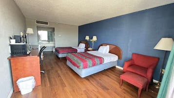 Standard-Doppelzimmer, 2 Doppelbetten, Raucher | Schreibtisch, BĂŒgeleisen/BĂŒgelbrett, kostenloses WLAN, BettwĂ€sche