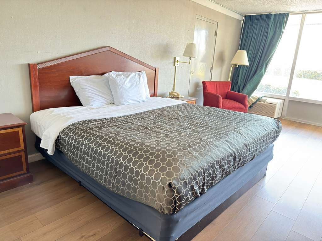 Escritorio, tabla de planchar con plancha, wifi gratis y ropa de cama 