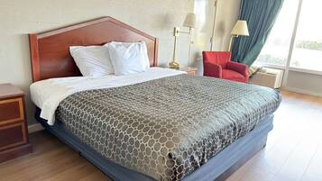 Chambre Standard, 1 trĂšs grand lit, fumeurs | Bureau, fer et planche Ă repasser, Wi-Fi gratuit, draps fournis