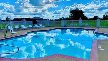 Una piscina al aire libre de temporada