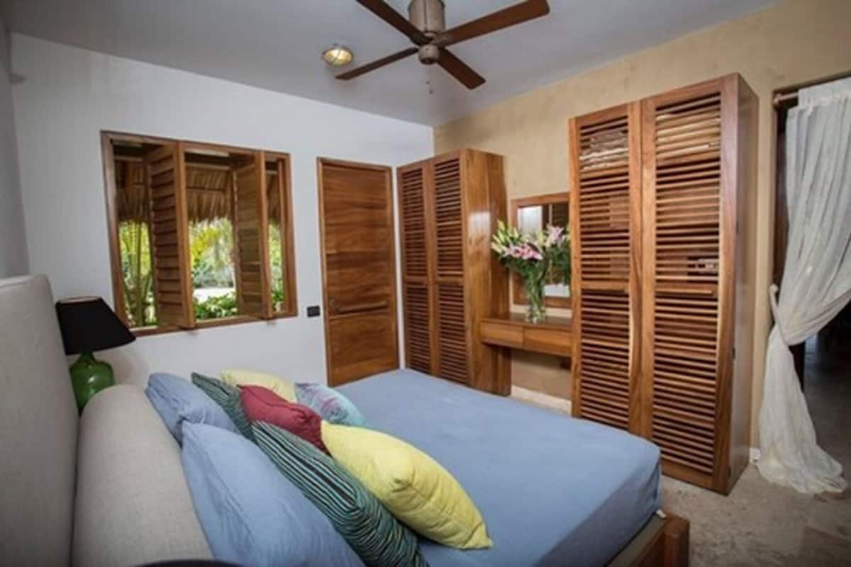 Egyptian cotton sheets, minibar, in-room safe, WiFi (free)