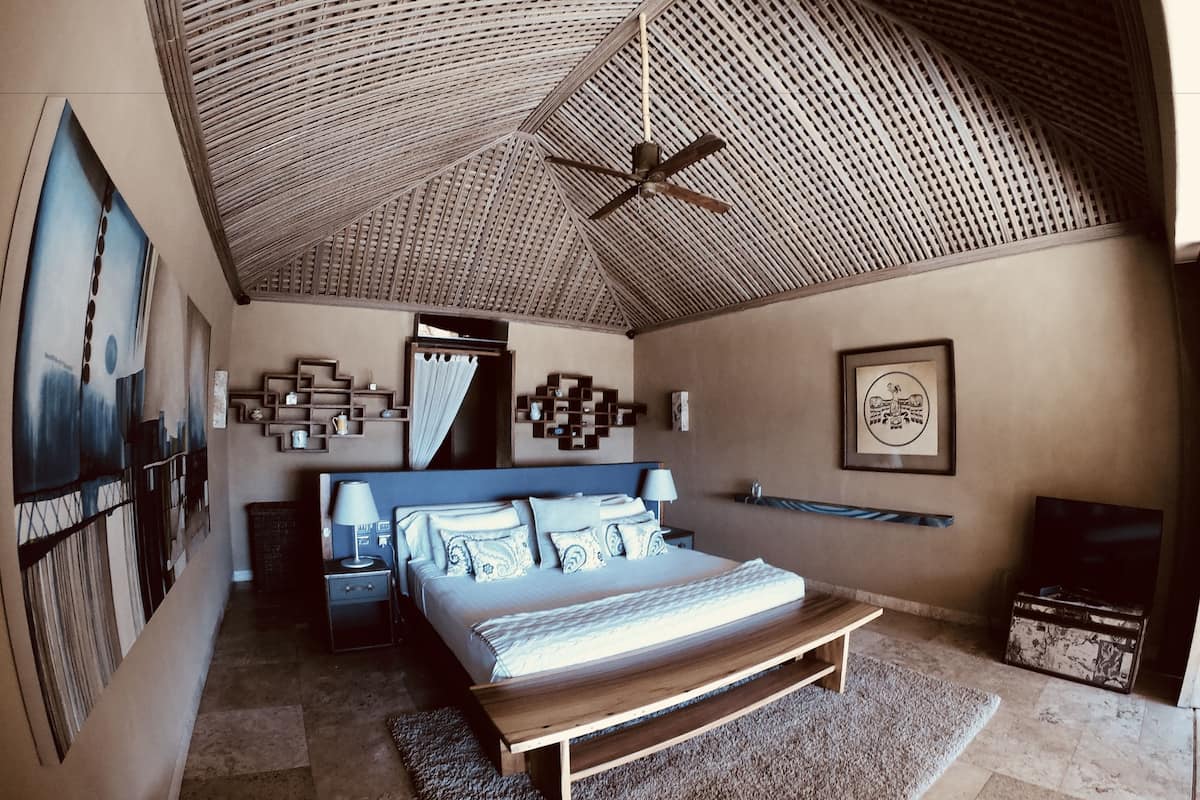 Egyptian cotton sheets, minibar, in-room safe, WiFi (free)