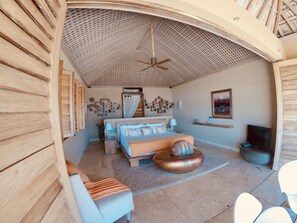 Luksusbungalow, valtamerinäköala | Egyptinpuuvillaiset lakanat, minibaari, tallelokero huoneessa