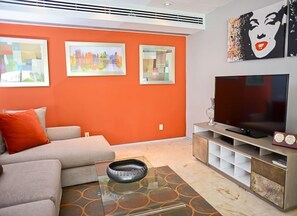 Departamento familiar, 2 habitaciones, balcón | Área de sala de estar | Televisión de pantalla plana 