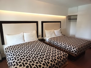 Escritorio, tabla de planchar con plancha, wifi gratis y ropa de cama