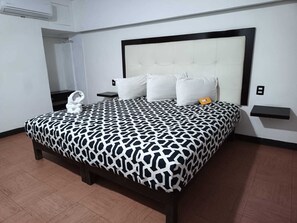 Standaard kamer, 1 kingsize bed, uitzicht op zee | Een bureau, een strijkplank/strijkijzer, gratis wifi, beddengoed