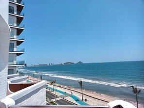 Standaard kamer, 2 tweepersoonsbedden, uitzicht op zee | Terras