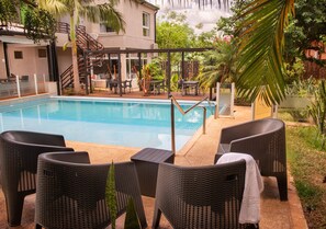 Una piscina al aire libre (de 10:00 a 21:00), tumbonas