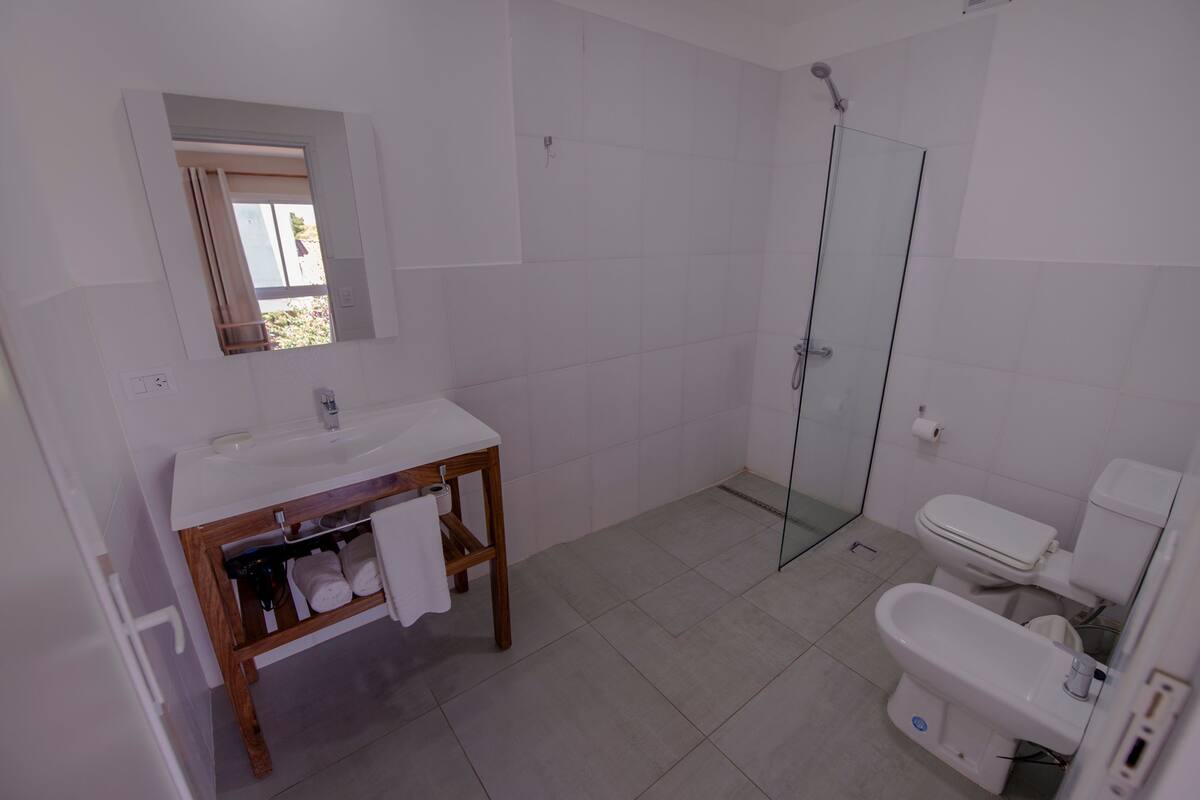 classic suite triple | bathroom | shower, free toiletries, hair dryer, bidet