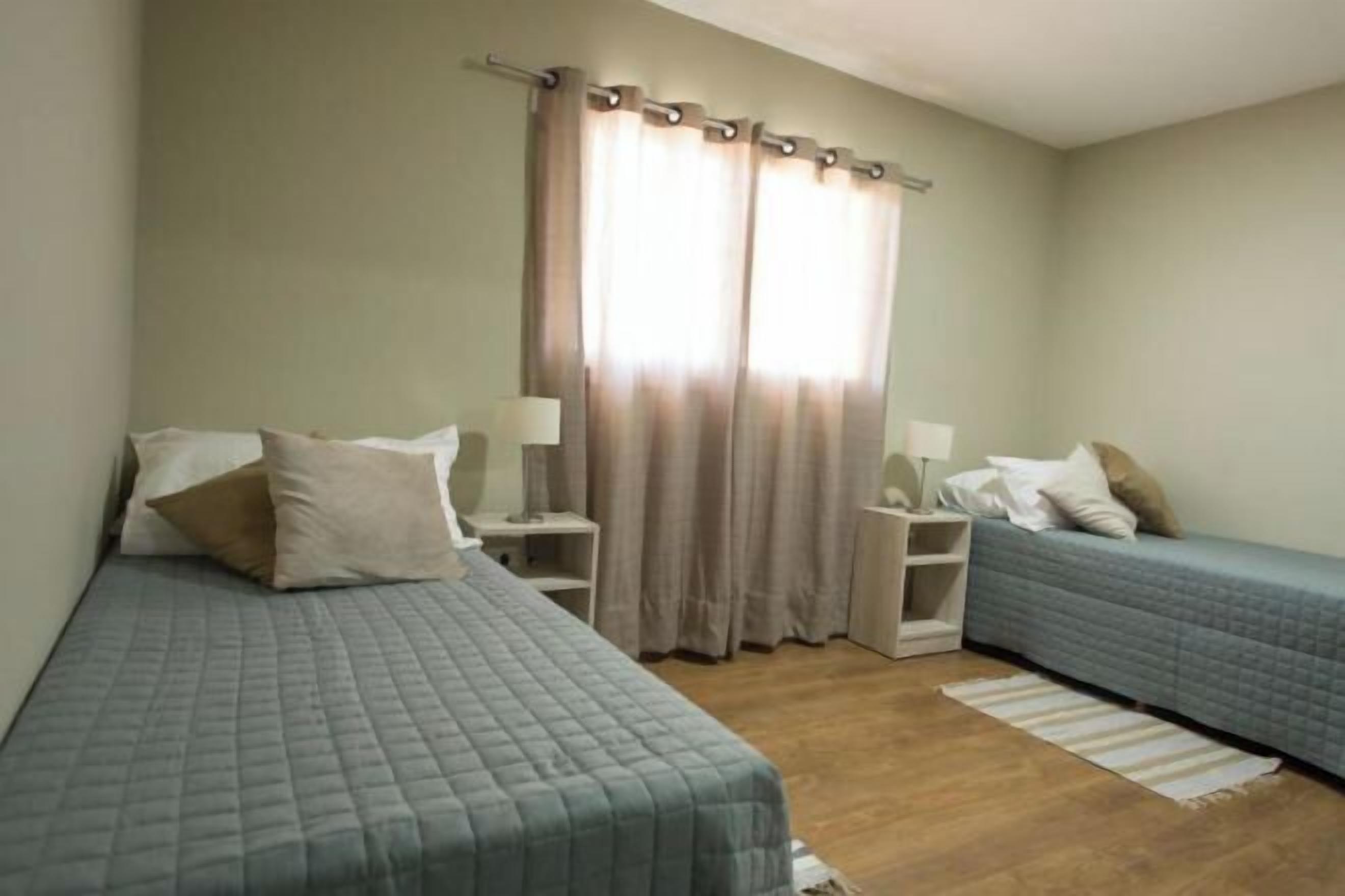 1 slaapkamer, een kluis op de kamer, een strijkplank/strijkijzer