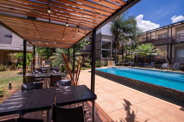 Alberca al aire libre, acceso de 10:00 a 21:00, y camastros