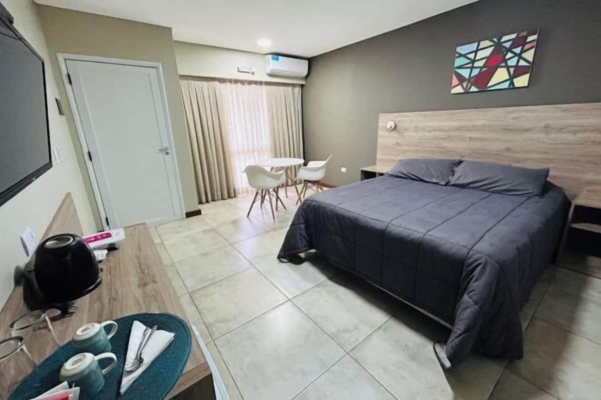 1 slaapkamer, een kluis op de kamer, een strijkplank/strijkijzer