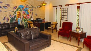 Coin salon dans le hall