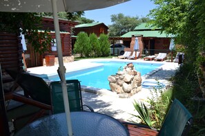 Outdoor pool, pool loungers - Cabañas Las Esmeraldas (Nono)