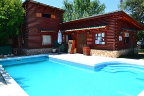 Piscine extérieure, chaises longues