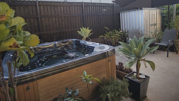 Bañera de hidromasaje al aire libre