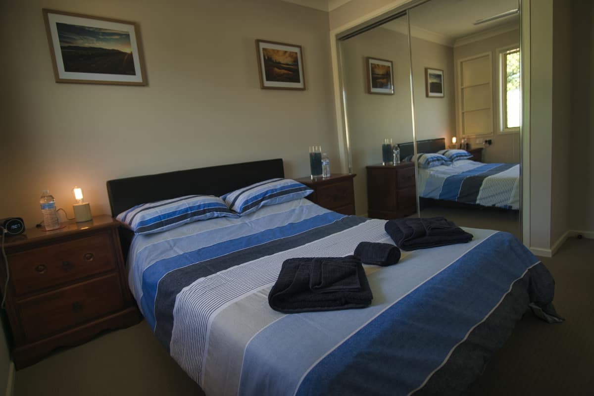 Tweepersoonskamer, 1 tweepersoonsbed, gedeelde badkamer | Luxe beddengoed, verduisterende gordijnen, een strijkplank/strijkijzer