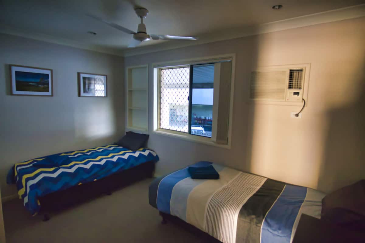 Twin kamer, 2 eenpersoonsbedden, gedeelde badkamer | Luxe beddengoed, verduisterende gordijnen, een strijkplank/strijkijzer