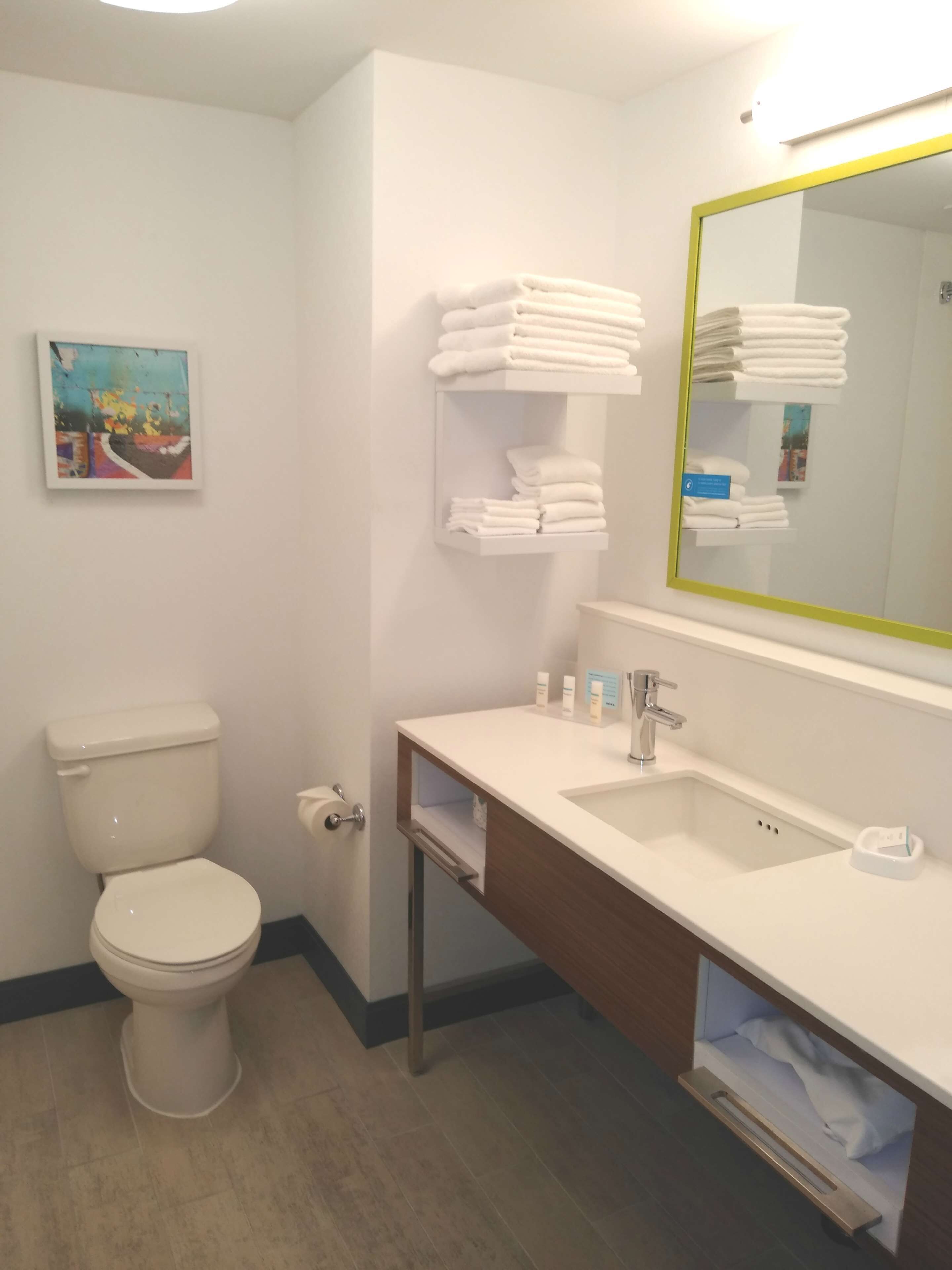 room, 2 queen beds, non smoking | bathroom | free toiletries, towels