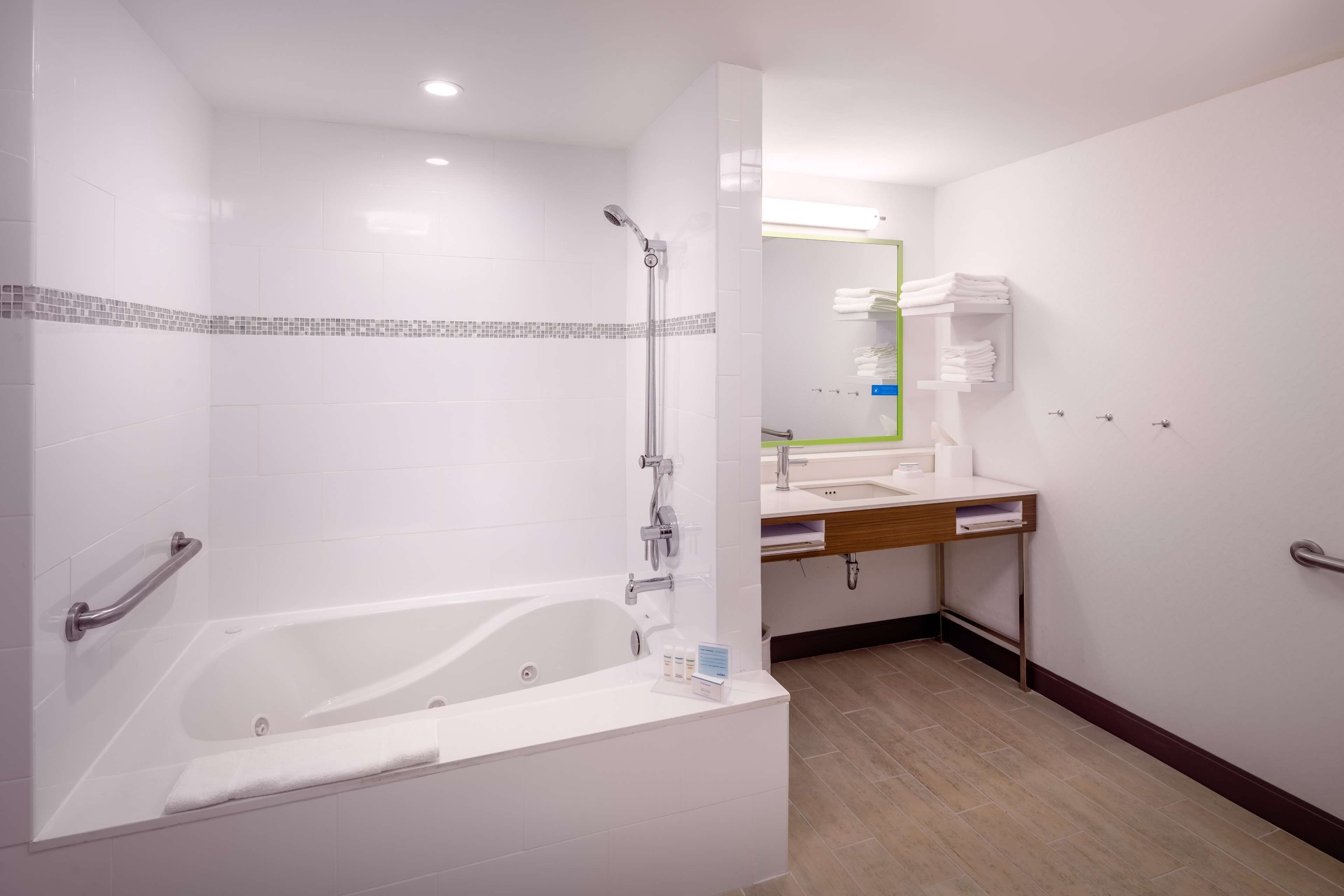 room, 1 king bed, accessible, bathtub (mobility & hearing) | bathroom | free toiletries, towels