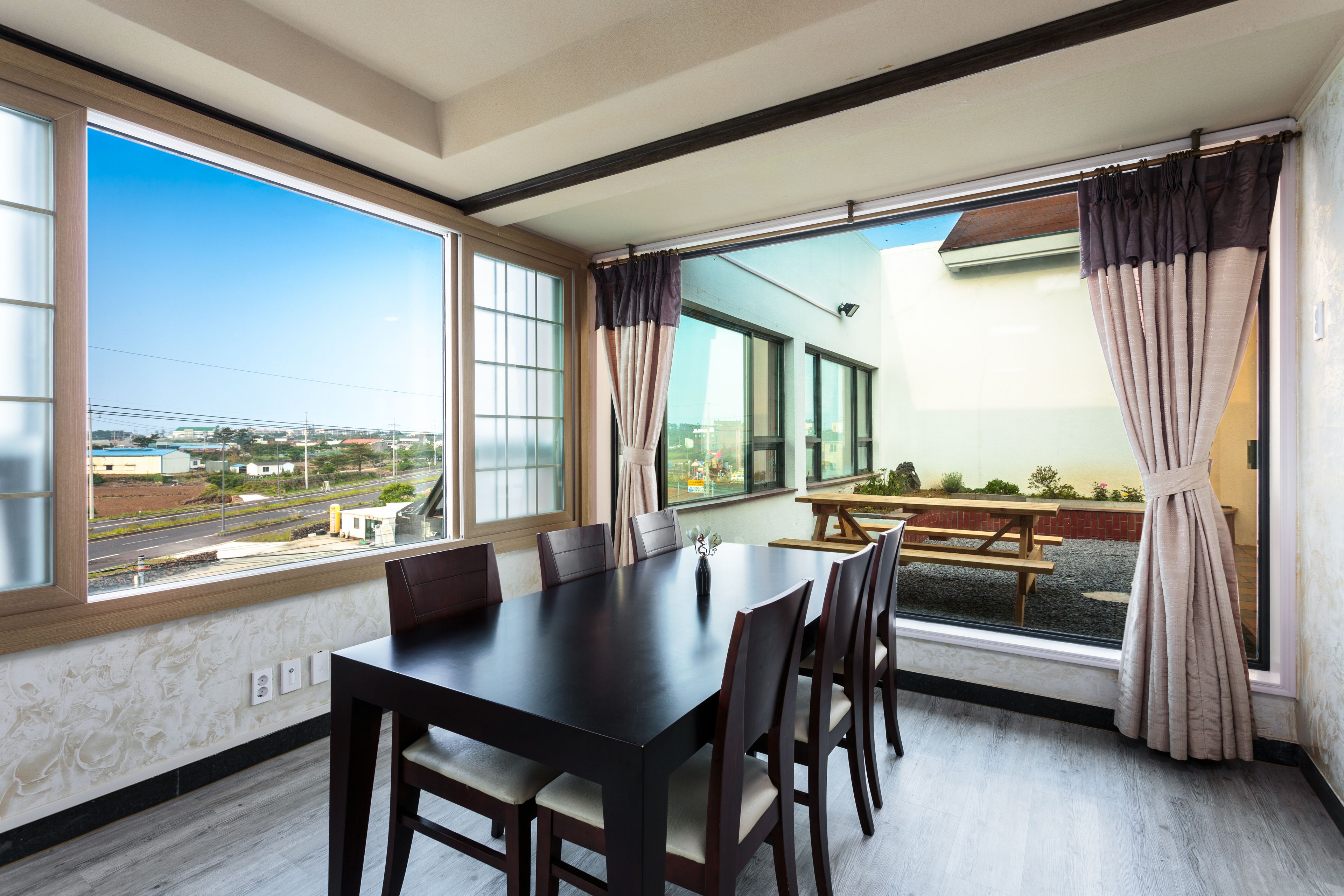 Familienzimmer | Essbereich im Zimmer