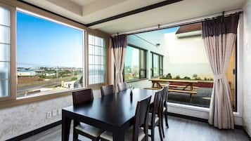 Familienzimmer | Essbereich im Zimmer