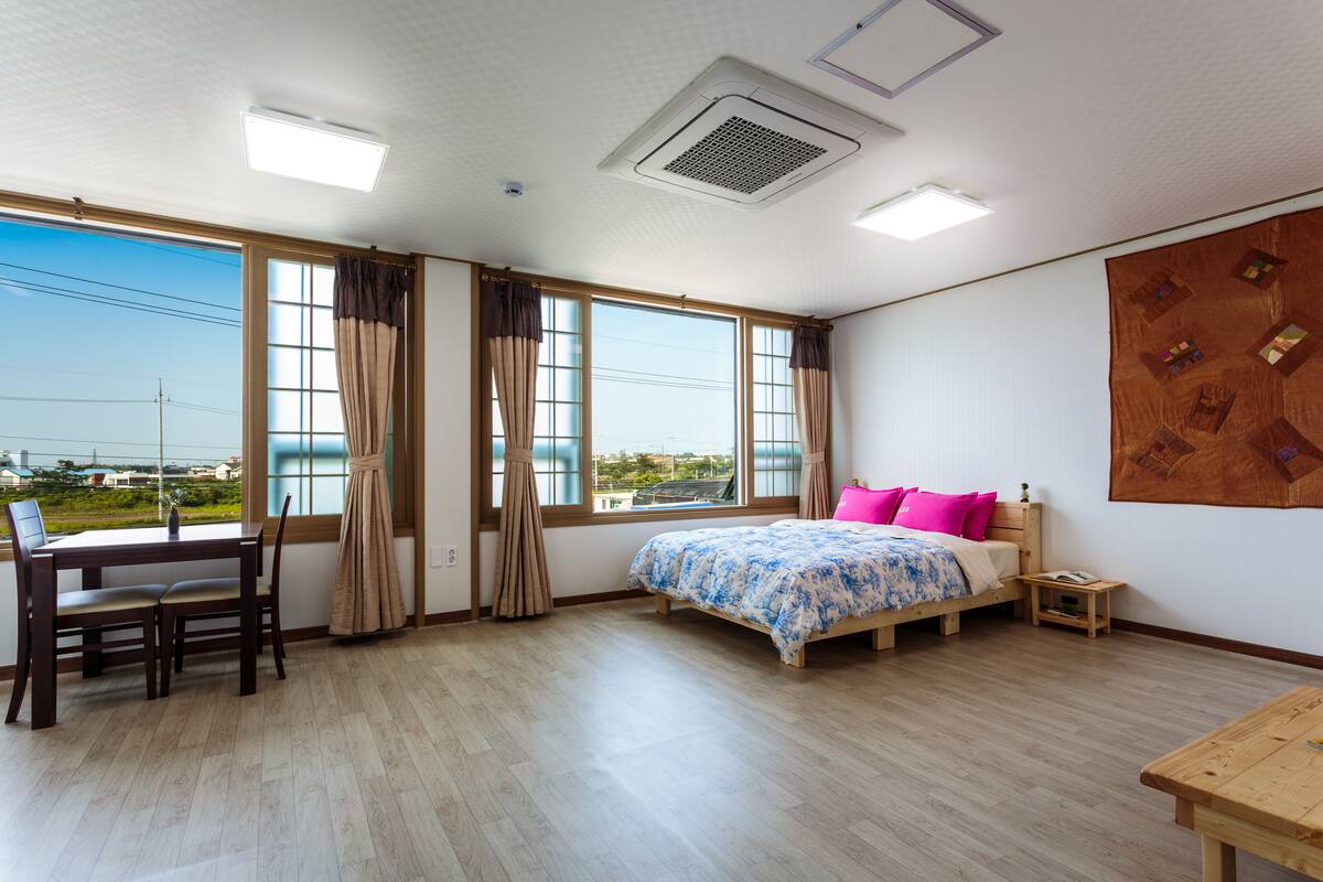 Une chambre à coucher avec un lit, un bureau et une chaise.