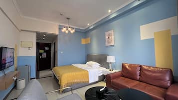 Deluxe King Room | Desk, free WiFi