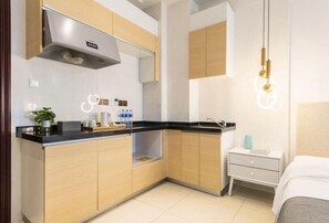 Deluxe Triple Room | Private kitchen | Electric kettle