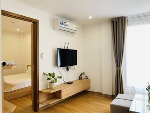 Departamento estándar, 1 cama Queen size | Área de sala de estar | Televisión LCD de 42 pulgadas con canales por cable y televisión 