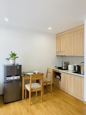 Departamento estándar, 1 cama Queen size | Cocina privada | Refrigerador con congelador, microondas y parrilla de estufa 