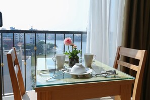 Appartement Deluxe, 1 grand lit, vue sur le lac, au bord du lac | Repas dans la chambre