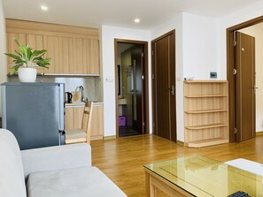 Departamento estándar, 1 cama Queen size | Área de sala de estar | Televisión LCD de 42 pulgadas con canales por cable y televisión 