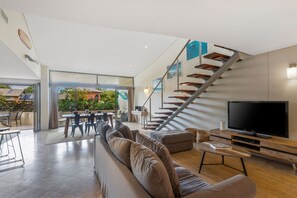 Deluxe Apartment, 3 Bedrooms, 2 Bathrooms | Living area | Flat-screen TV, Netflix - Jades on Lawson 2 (Byron Bay)