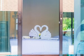 Minibar, Zimmersafe, Schreibtisch, Verdunkelungsvorhänge