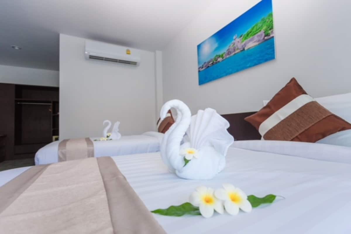 Deluxe Twin Room | Minibar, in-room safe, desk, blackout drapes