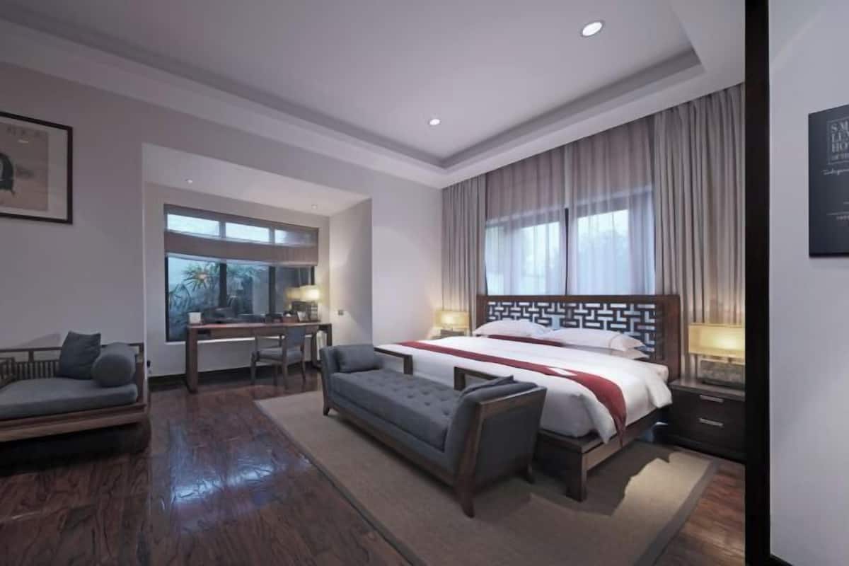 มินิบาร์ฟรีบางอย่าง, โต๊ะทำงาน, ผ้าม่านกันแสง, เตารีด/โต๊ะรีดผ้า