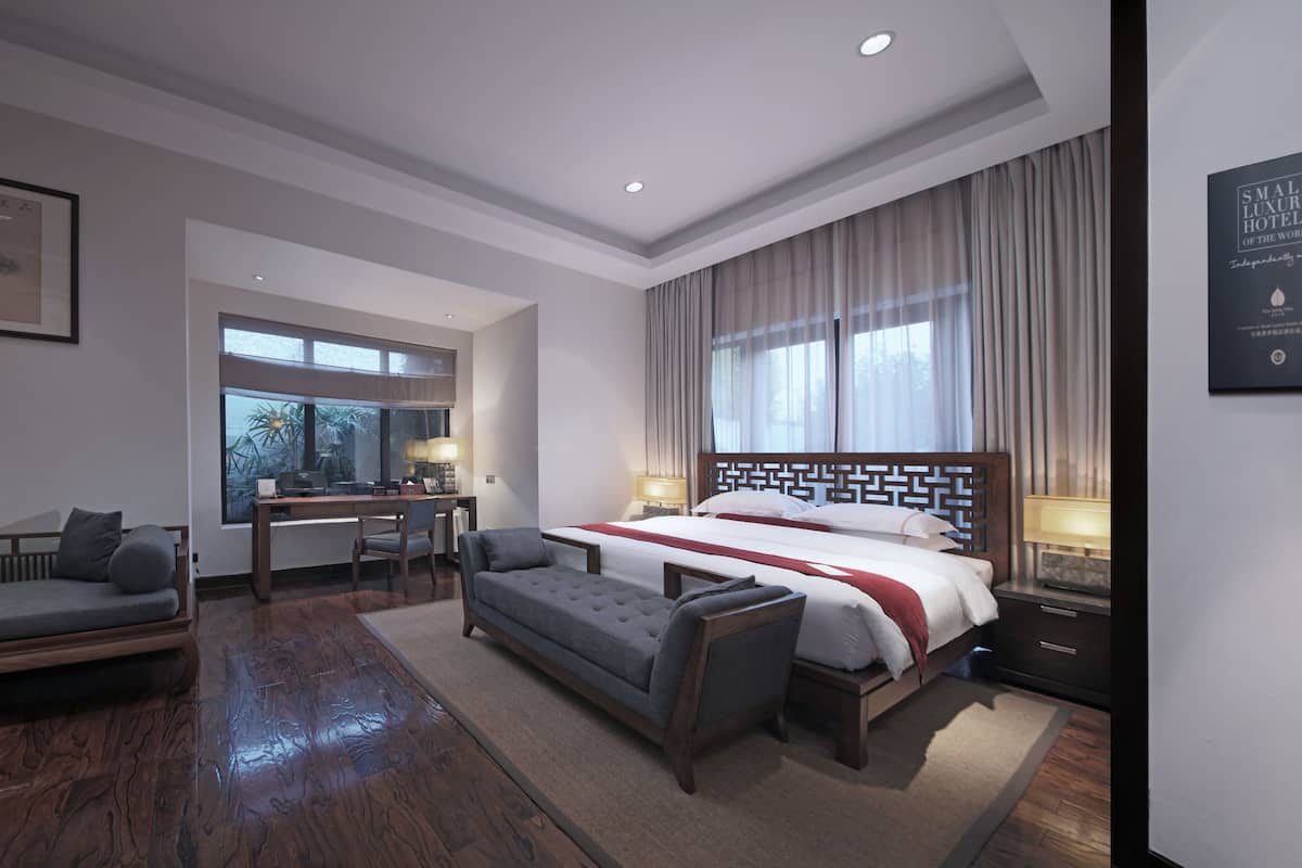 มินิบาร์ฟรีบางอย่าง, โต๊ะทำงาน, ผ้าม่านกันแสง, เตารีด/โต๊ะรีดผ้า