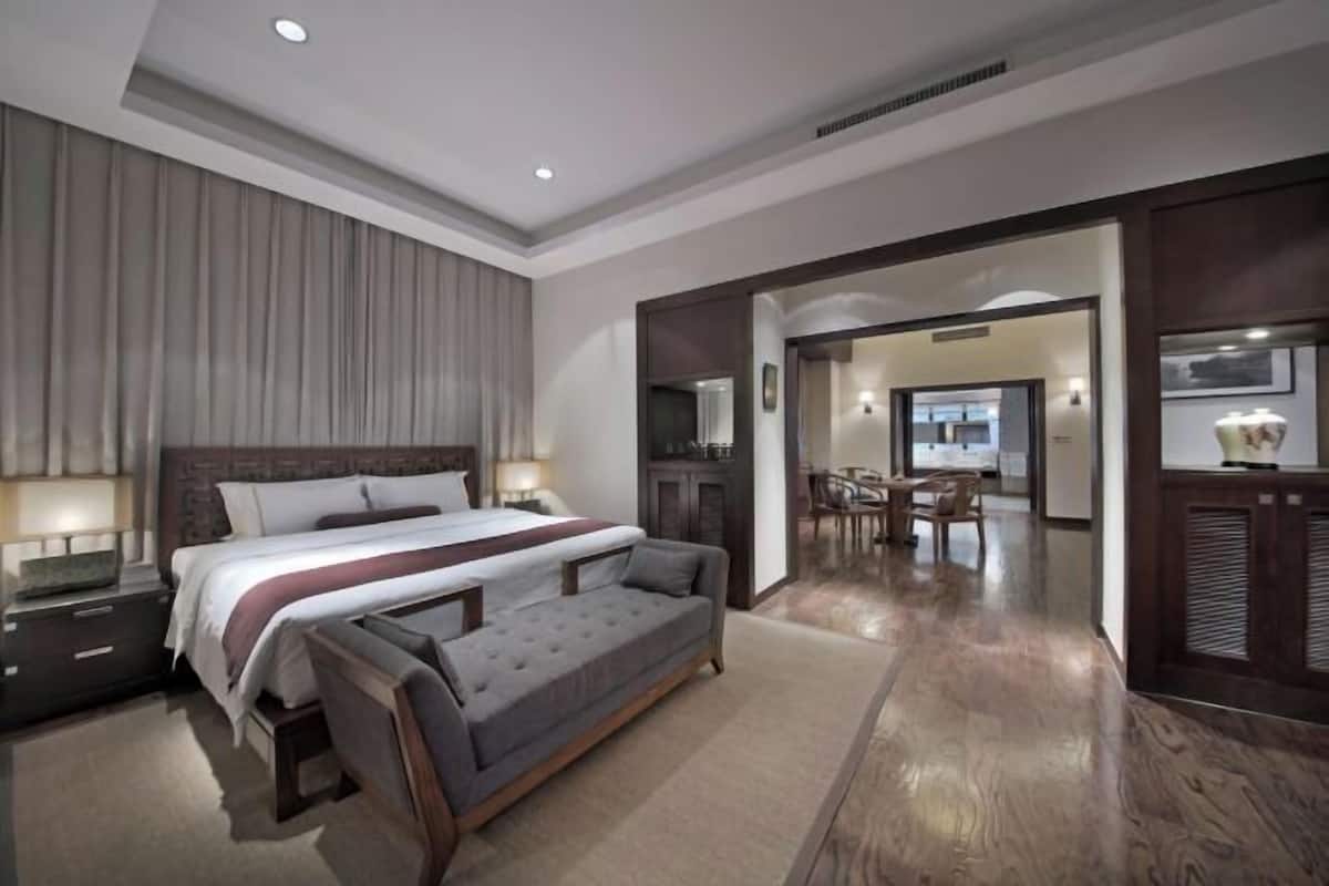 Minibar với thức ăn, đồ uống miễn phí, bàn, màn/rèm cản sáng
