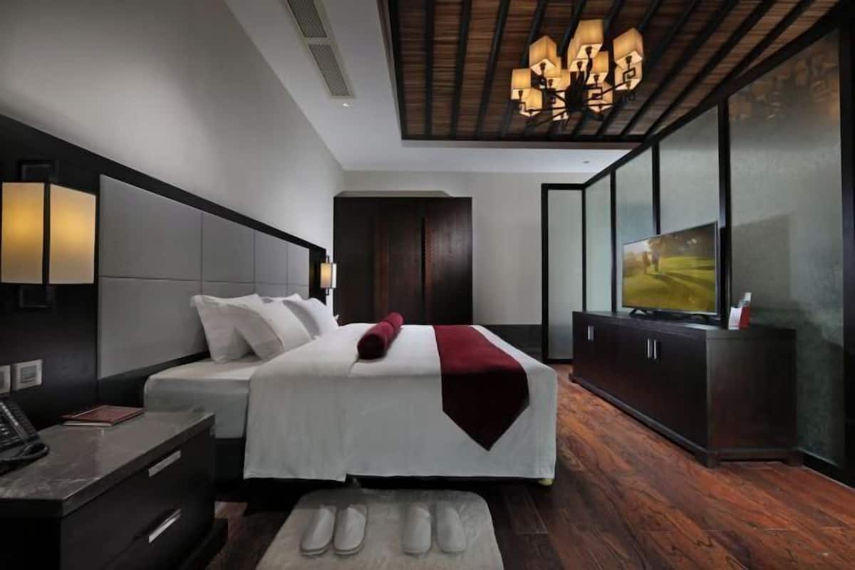 مأكولات ومشروبات مجانية في الميني بار ومكتب وستائر تعتيم ومكواة/لوح كي