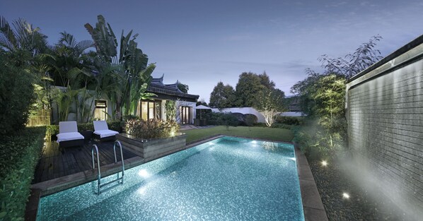 مأكولات ومشروبات مجانية في الميني بار ومكتب وستائر تعتيم ومكواة/لوح كي