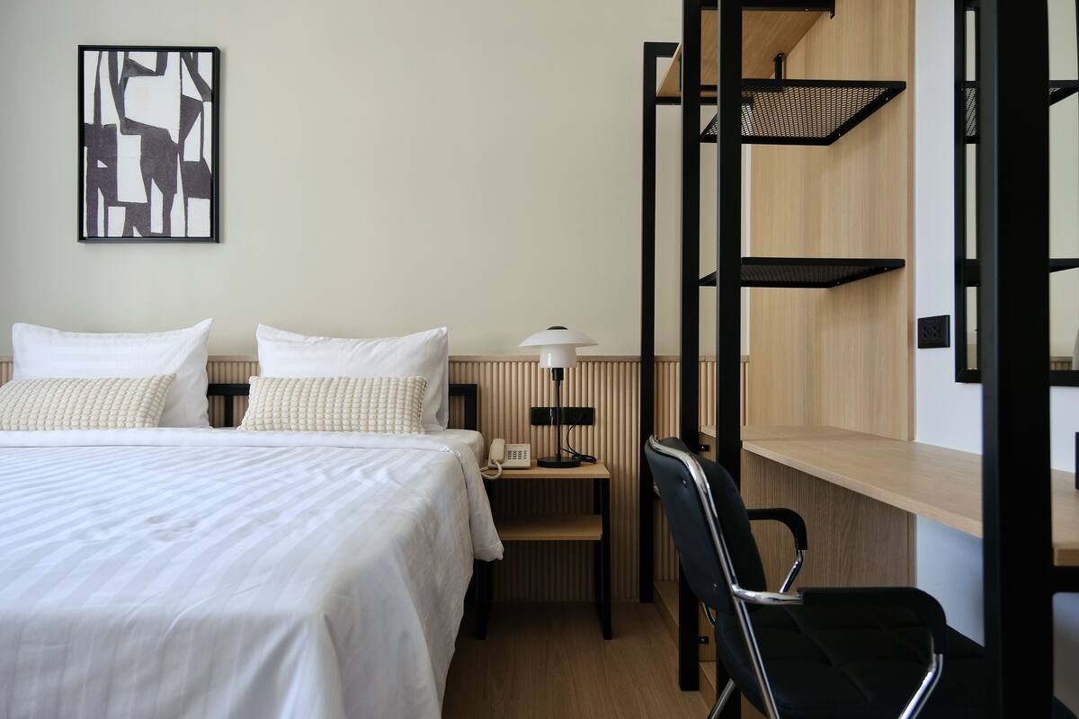 Escritorio, tabla de planchar con plancha y wifi gratis