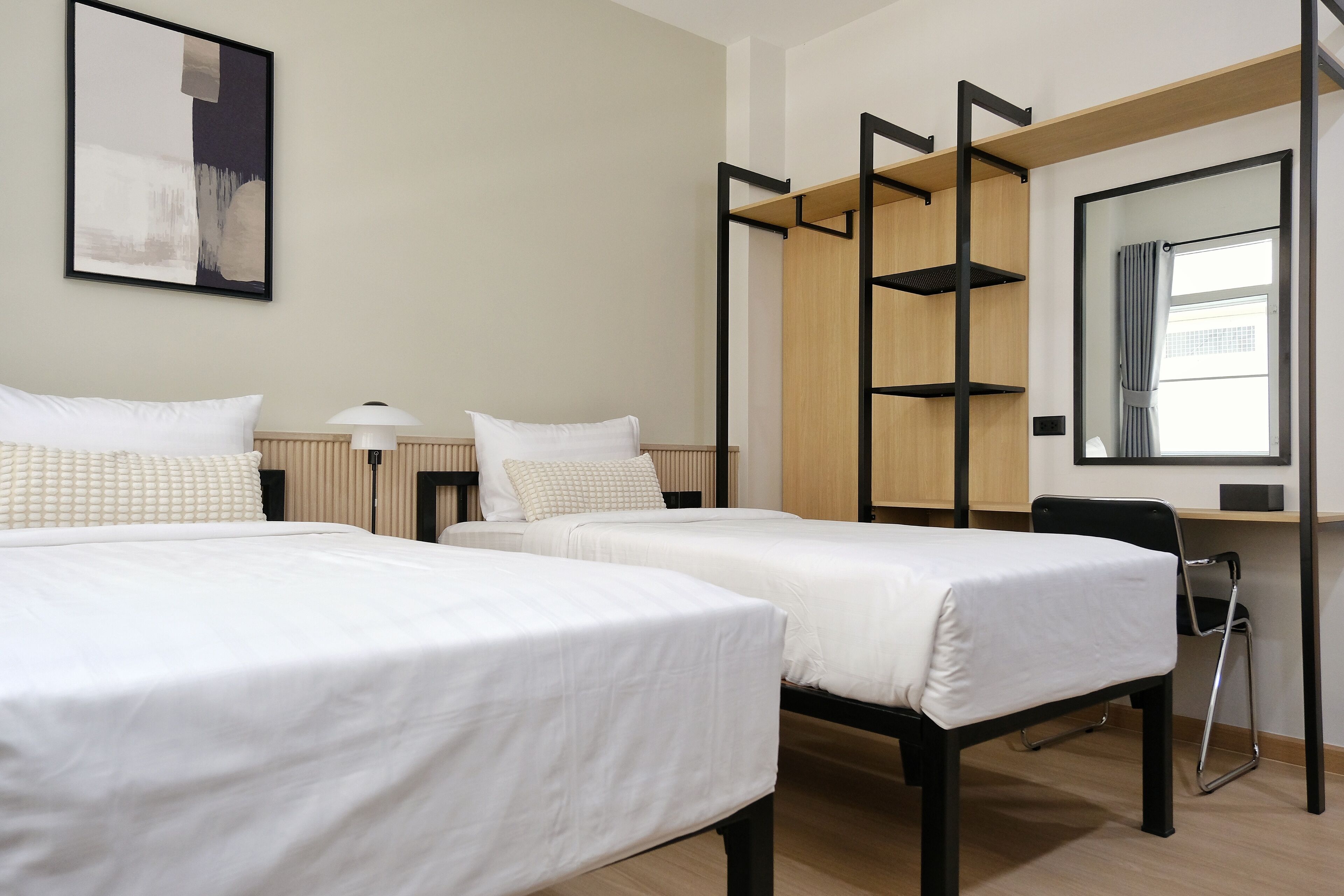 Escritorio, tabla de planchar con plancha y wifi gratis 