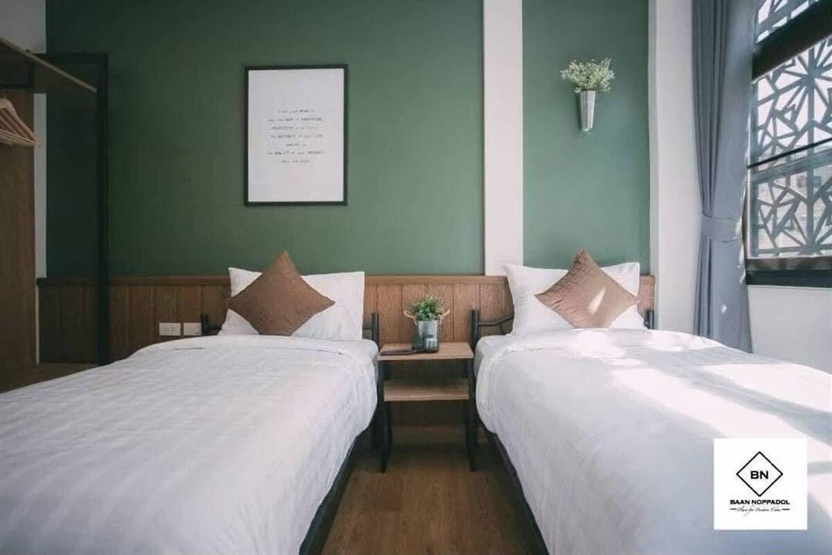 Escritorio, tabla de planchar con plancha y wifi gratis