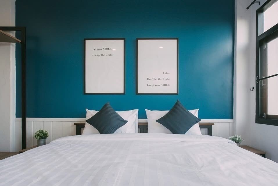 Escritorio, tabla de planchar con plancha y wifi gratis 