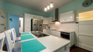 House, 2 Bedrooms | In-room dining - Gonetroppo (Airlie Beach)