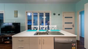 House, 2 Bedrooms | Private kitchen