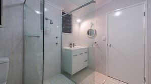 Casa, 2 quartos | Banheiro | Chuveiro, toalhas de banho